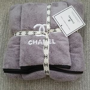 CHANEL Luxurious Gray and Black Bath Towels
